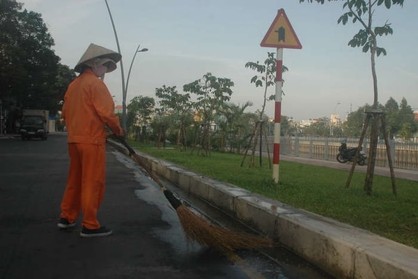 TP.HCM: Vận động, giám sát người dân không xả rác ra đường và kênh rạch