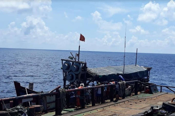 Bộ đội Hải quân cứu nạn thành công tàu bị hỏng máy trên thềm lục địa phía Nam