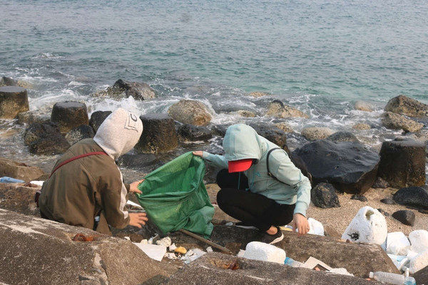 Đoàn viên thanh niên Quảng Trị ra quân vệ sinh môi trường biển đảo