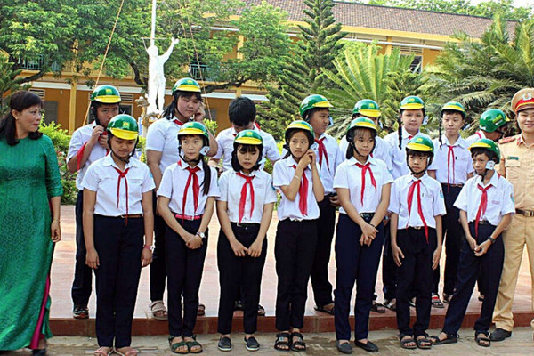 Quảng Nam: 800 học sinh THCS hăng hái tham gia buổi tuyên truyền Luật Giao thông đường bộ