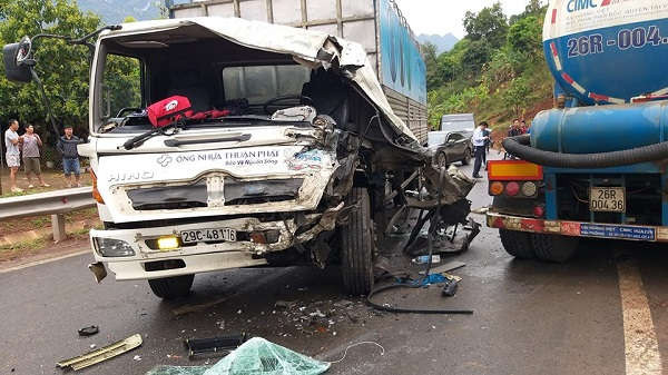 Sơn La: Xe tải ôm cua “đấu đầu” xe téc, 1 người bị thương