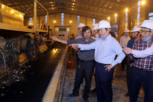 Bộ trưởng Trần Hồng Hà thị sát dây chuyền xử lý rác thải tại Hưng Yên
