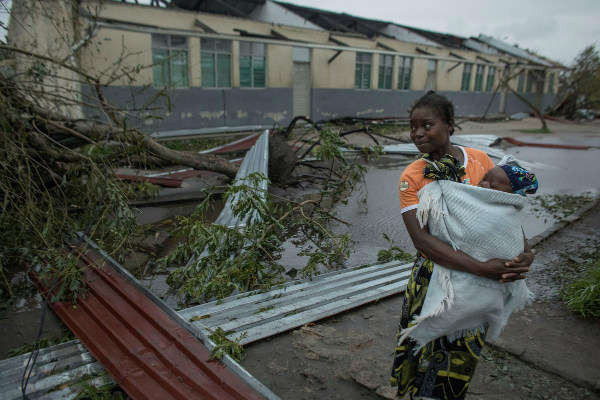 Đội cứu hộ “chạy đua” để giải cứu hàng trăm người mắc kẹt do bão ở Mozambique