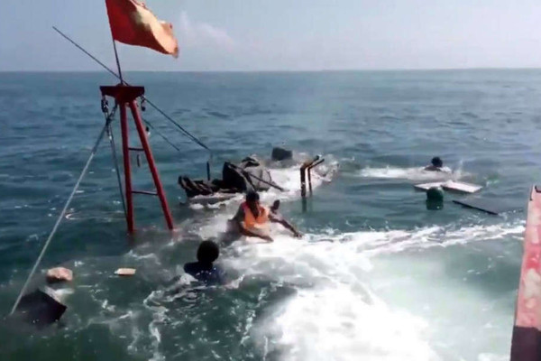 Quảng Ngãi: Tàu chở hàng từ đất liền ra đảo Lý Sơn bị chìm