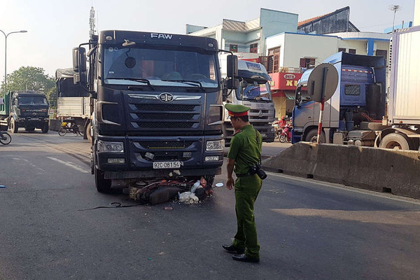 Xe tải ben tông xe máy tại ngã tư “tử thần”, khiến 1 người nguy kịch
