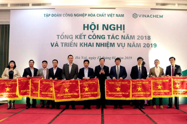 Công đoàn Cty CP Supe PP&HC Lâm Thao nhận Cờ thi đua xuất sắc của Tổng Liên đoàn Lao động Việt Nam