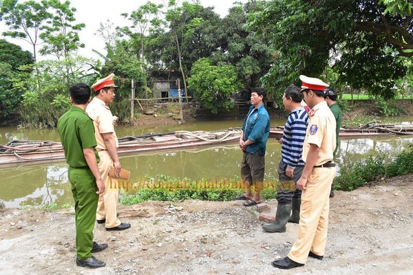 Ninh Bình: Bắt 2 tàu khai thác cát trái phép trên sông Đáy