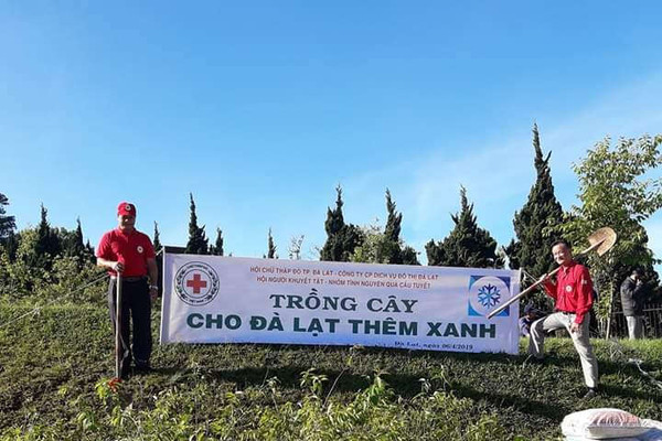 Hội Chữ thập đỏ thành phố Đà Lạt tổ chức trồng cây cho Đà Lạt thêm xanh