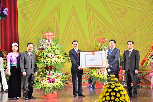 Thành phố Hòa Bình đón bằng công nhận hoàn thành nhiệm vụ xây dựng NTM