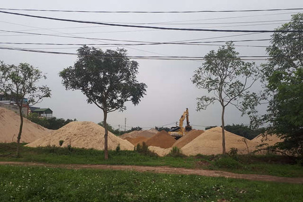 Huyện Phú Xuyên (TP. Hà Nội): Hàng loạt bãi tập kết vật liệu xây dựng không phép gây ô nhiễm môi trường