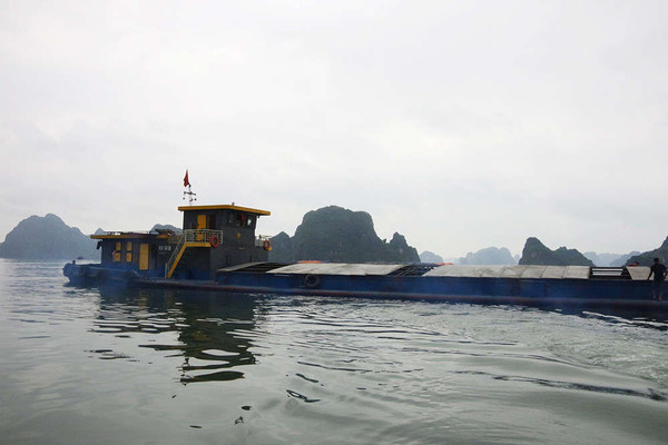 Quảng Ninh: Bắt giữ tàu chở 1.700 tấn than bùn xít