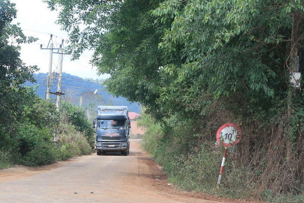 Đắk Nông: Nhà nước đầu tư tiền tỷ xây đường bê tông phục vụ doanh nghiệp?