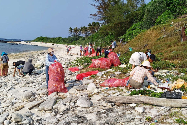 Tìm lời giải cho bài toán rác thải nhựa nơi đảo xa: Hãy bắt đầu từ những việc nhỏ