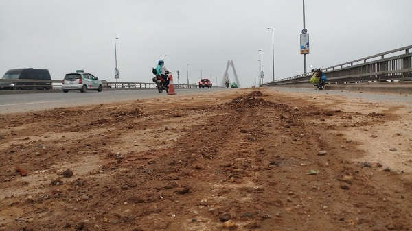 Cần sớm chấm dứt nạn bùn đất rơi vãi trên cầu Nhật Tân