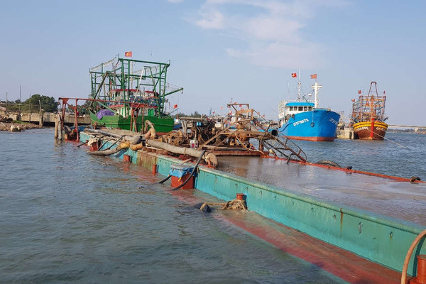 Quảng Trị: Bắt tàu sắt khai thác cát trái phép trên sông Thạch Hãn