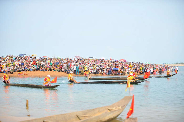 Gia Lai: Hội đua thuyền độc mộc trên sông Pô Cô hấp dẫn du khách