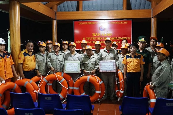 Xuyên đêm cứu 2 tàu cá Quảng Nam gặp nạn tại khu vực Hoàng Sa