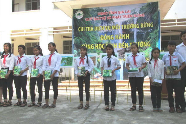 Quỹ Bảo vệ và Phát triển rừng Gia Lai: Đồng hành cùng học sinh đến trường