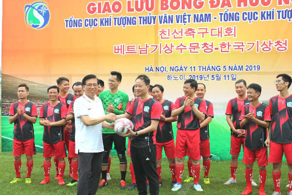 Giao lưu bóng đá hữu nghị giữa Tổng cục KTTV Việt Nam và Tổng cục Khí tượng Hàn Quốc