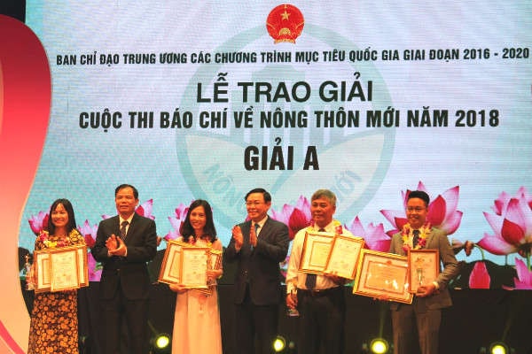 Phó Thủ tướng Vương Đình Huệ dự và trao giải cuộc thi báo chí về nông thôn mới năm 2018