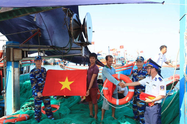 Cảnh sát biển đồng hành với ngư dân huyện đảo Lý Sơn