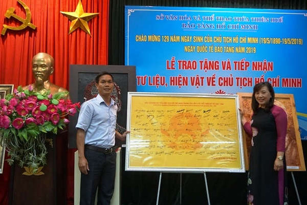 Thừa Thiên Huế: Trao tặng 30 hiện vật cho Bảo tàng Hồ Chí Minh