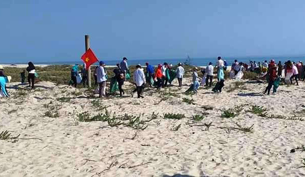 Thừa Thiên-Huế: Gần 300 người tham gia Ngày chủ nhật xanh tại bãi biển Điền Lộc, huyện Phong Điền