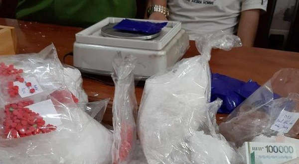 Nghệ An: Bắt 3 đối tượng vận chuyển 2,7kg ma túy đá