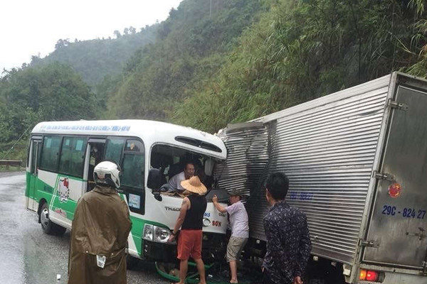 Xe buýt va chạm xe tải, 2 người bị thương