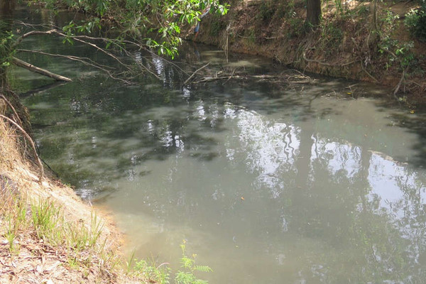 Quảng Ngãi: Phản đối Khu công nghiệp xả thải gây ô nhiễm, dân đổ đất lấp kênh