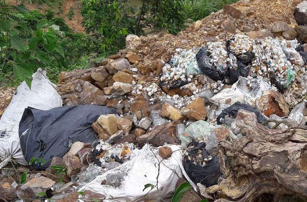 Chủ tịch UBND huyện Hương Khê chỉ đạo xử lý vụ đổ trộm rác thải y tế
