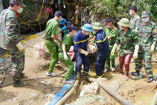Lào Cai : Đã tìm thấy nạn nhân mắc kẹt trong hang đá