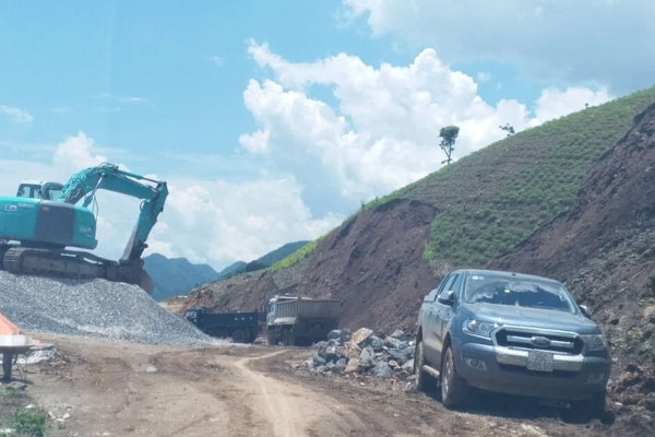 Mộc Châu – Sơn La: Khai thác đá ven đường để làm đường?