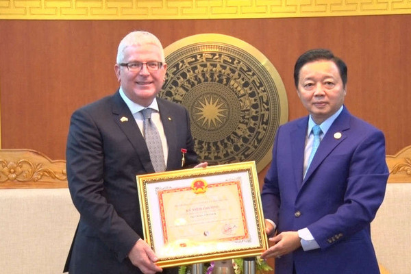 Bộ trưởng Trần Hồng Hà trao Kỷ niệm chương Vì sự nghiệp TN&MT cho các Đại sứ Australia và Thụy Điển