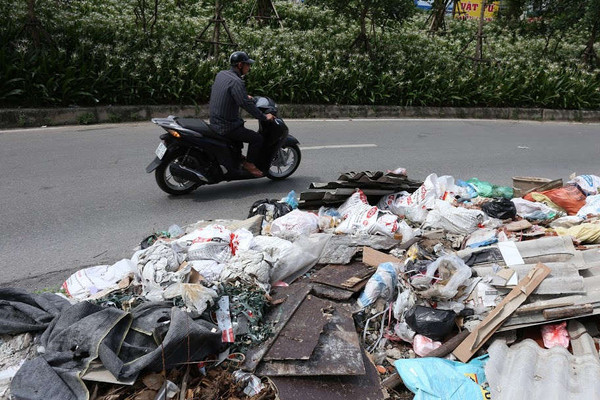 Điểm mặt những tuyến phố đang bị rác tấn công tại Hà Nội