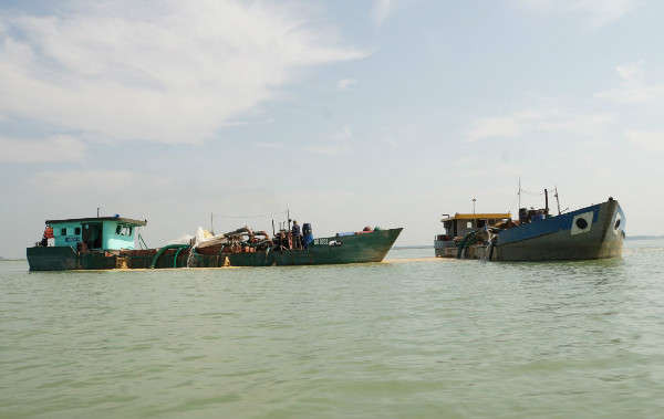 Tàu đánh cá và phương tiện thủy nội địa phát sinh ô nhiễm dầu nghiêm trọng