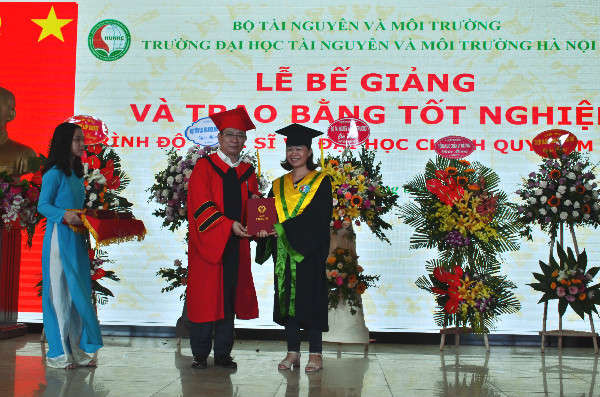 Đại học TN&MT Hà Nội trao bằng tốt nghiệp trình độ thạc sĩ, đại học cho gần 1.700 học viên, sinh viên