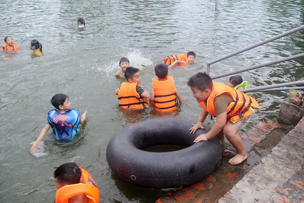 Phòng chống đuối nước ở trẻ em: Biết bơi thôi chưa đủ!