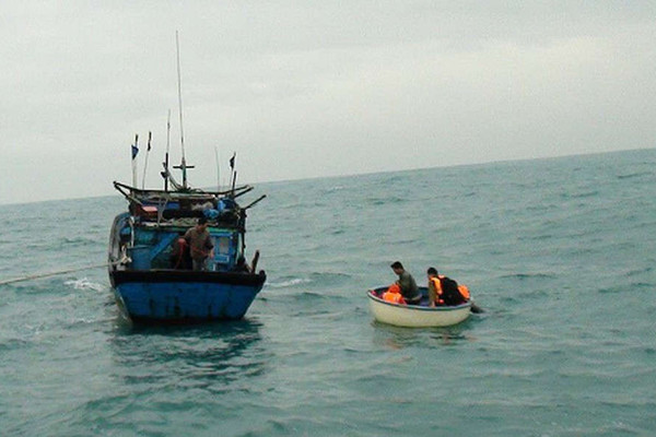 Cứu sống 9 ngư dân gặp nạn trên vùng biển Quảng Trị