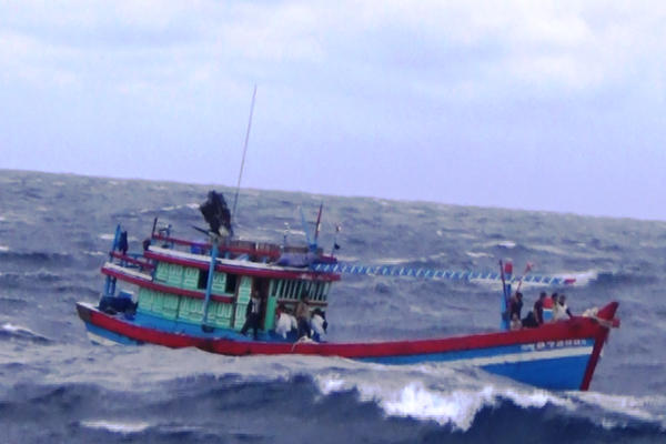 Quảng Ngãi: Kịp thời cứu vớt 22 ngư dân nước ngoài gặp nạn trên vùng biển Trường Sa