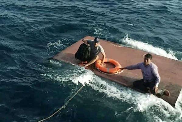 Quảng Trị: Cứu hộ 4 thuyền viên gặp nạn do tàu chở dầu bị chìm