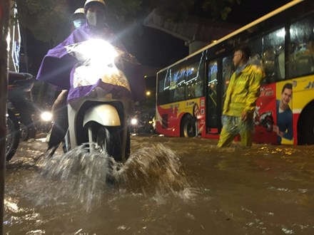 Cảnh báo: Hà Nội ngập úng, Hòa Bình lũ quét và sạt lở đất