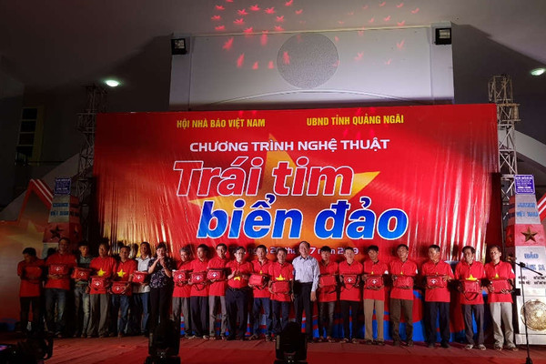 Hội Nhà báo Việt Nam tổ chức chương trình "Trái tim biển đảo" ở Lý Sơn