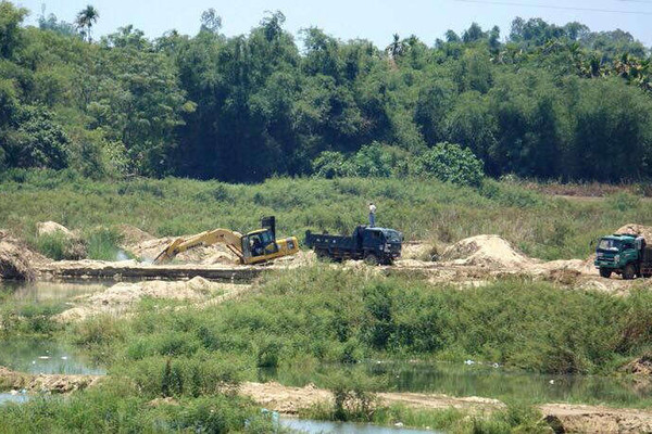Quảng Ngãi: Doanh nghiệp khai thác cát vượt quá độ sâu cho phép, gây nguy cơ sạt lở bờ sông