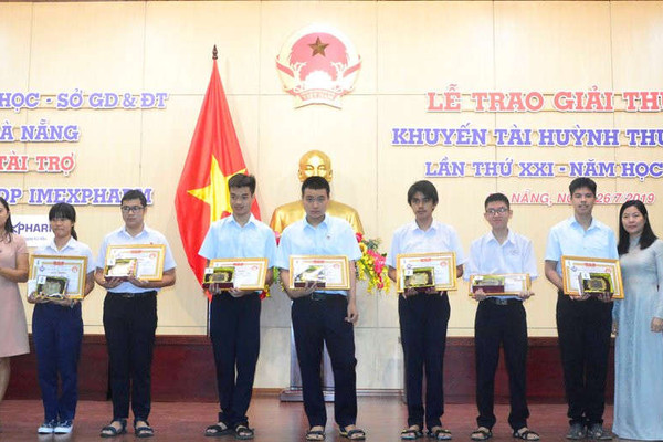 Đà Nẵng: 45 học sinh vinh dự nhận giải Khuyến tài Huỳnh Thúc Kháng