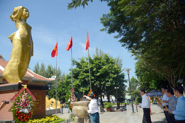 Bộ trưởng Trần Hồng Hà cùng lãnh đạo tỉnh Bà Rịa - Vũng Tàu dâng hương tưởng niệm các Anh hùng liệt sĩ