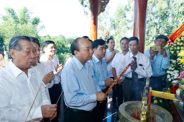 Thủ tướng Nguyễn Xuân Phúc dâng hương tưởng niệm các Anh hùng liệt sĩ tại Quảng Nam