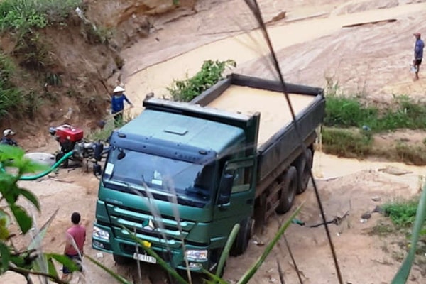 Gia Lai: Bắt quả tang vụ khai thác cát trái phép