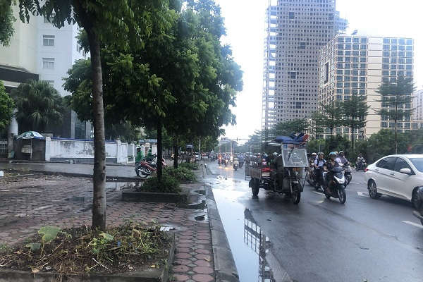 Người dân Kim Liên, Tân Mai, Mỹ Đình được hưởng chất lượng không khí tốt trong ngày Hà Nội trở mưa