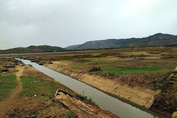 Khốn đốn vì khô hạn kéo dài: Mực nước thấp kỷ lục